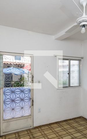 Casa à venda com 200m², 4 quartos e 3 vagas Casa à venda com 200m², 4 quartos e 3 vagasCasa dos fundos - Sala