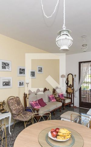 Casa à venda com 200m², 4 quartos e 3 vagas Casa à venda com 200m², 4 quartos e 3 vagasSala