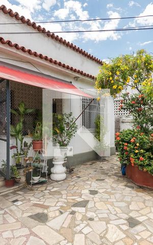 Casa à venda com 200m², 4 quartos e 3 vagas Casa à venda com 200m², 4 quartos e 3 vagasVaranda da Frente