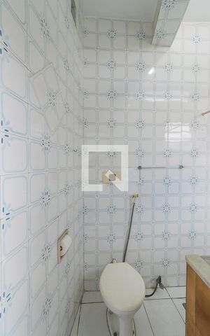 Casa à venda com 200m², 4 quartos e 3 vagas Casa à venda com 200m², 4 quartos e 3 vagasCasa dos fundos - Banheiro