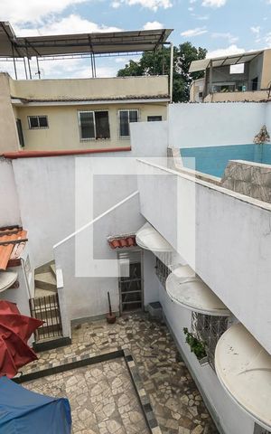 Casa à venda com 200m², 4 quartos e 3 vagas Casa à venda com 200m², 4 quartos e 3 vagasPiscina