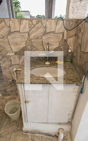 Casa à venda com 200m², 4 quartos e 3 vagas Casa à venda com 200m², 4 quartos e 3 vagasPiscina