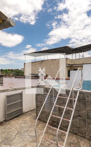 Casa à venda com 200m², 4 quartos e 3 vagas Casa à venda com 200m², 4 quartos e 3 vagasPiscina