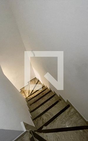 Casa de condomínio para alugar com 82m², 3 quartos e 2 vagas Casa de condomínio para alugar com 82m², 3 quartos e 2 vagasEscada