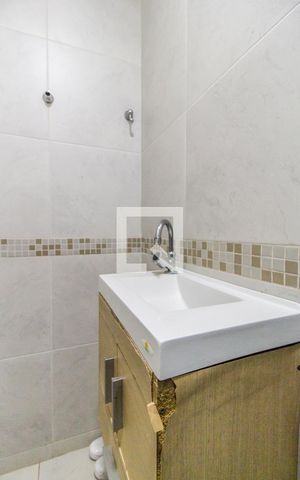 Casa de condomínio para alugar com 390m², 3 quartos e 2 vagas Casa de condomínio para alugar com 390m², 3 quartos e 2 vagasBanheiro de serviço