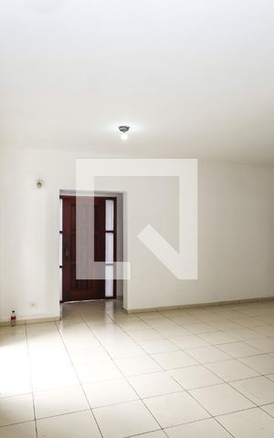 Casa para alugar com 200m², 4 quartos e 3 vagas Casa para alugar com 200m², 4 quartos e 3 vagasSala