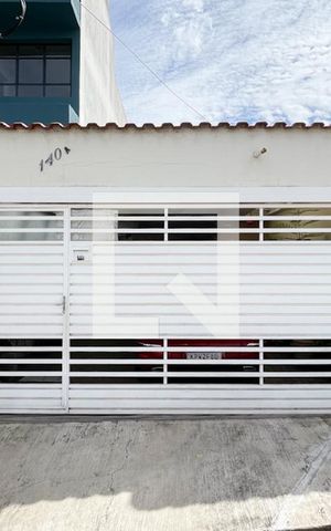 Casa à venda com 200m², 2 quartos e 2 vagas Casa à venda com 200m², 2 quartos e 2 vagasFachada