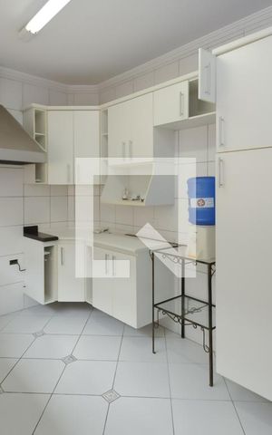 Casa à venda com 177m², 3 quartos e 6 vagas Casa à venda com 177m², 3 quartos e 6 vagasCozinha - Armários