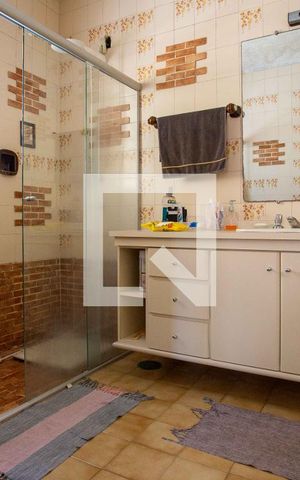 Casa à venda com 580m², 5 quartos e 6 vagasBanheiro da Suíte