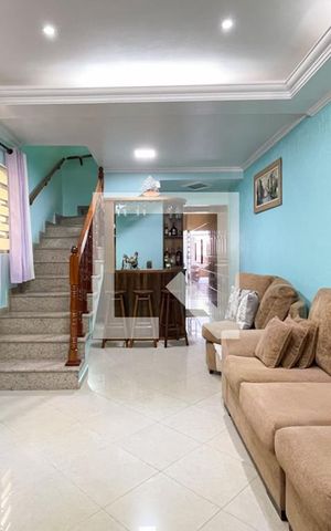 Casa à venda com 255m², 5 quartos e 2 vagas Casa à venda com 255m², 5 quartos e 2 vagasSala