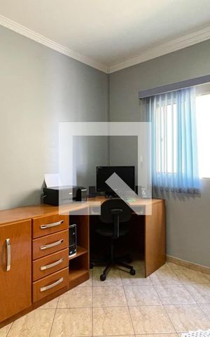 Casa à venda com 255m², 5 quartos e 2 vagas Casa à venda com 255m², 5 quartos e 2 vagasEscritório - Casa 1