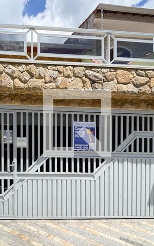 Casa à venda com 255m², 5 quartos e 2 vagas Casa à venda com 255m², 5 quartos e 2 vagasFachada