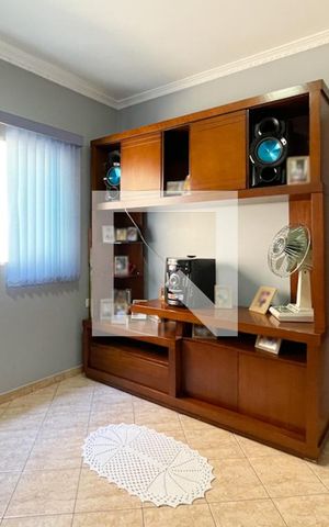 Casa à venda com 255m², 5 quartos e 2 vagas Casa à venda com 255m², 5 quartos e 2 vagasEscritório - Casa 1