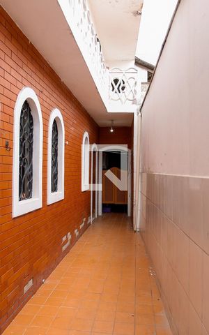 Casa à venda com 170m², 2 quartos e 2 vagas Casa à venda com 170m², 2 quartos e 2 vagasCorredor
