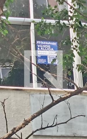 Apartamento à venda com 98m², 3 quartos e 1 vagaFachada com cartaz QA na janela do 3 andar.