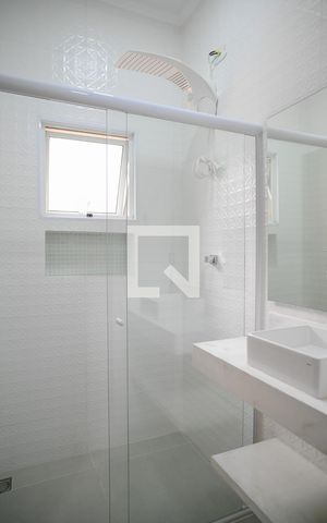 Casa à venda com 240m², 3 quartos e 6 vagas Casa à venda com 240m², 3 quartos e 6 vagasBanheiro da Suíte