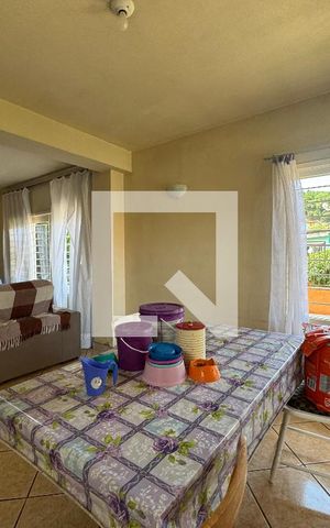 Casa à venda com 140m², 2 quartos e 4 vagas Casa à venda com 140m², 2 quartos e 4 vagasSala