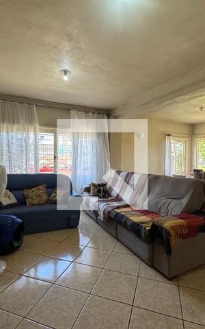 Casa à venda com 140m², 2 quartos e 4 vagas Casa à venda com 140m², 2 quartos e 4 vagasSala