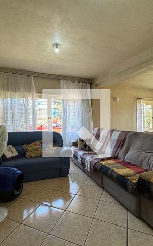 Casa à venda com 140m², 2 quartos e 4 vagas Casa à venda com 140m², 2 quartos e 4 vagasSala