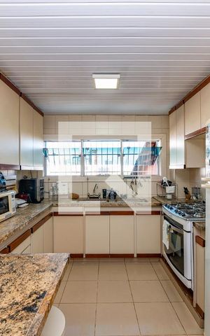 Casa à venda com 549m², 6 quartos e 5 vagas Casa à venda com 549m², 6 quartos e 5 vagasCozinha