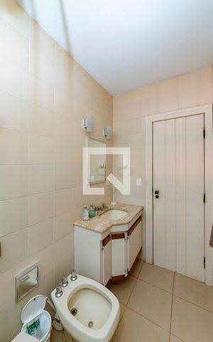 Casa à venda com 549m², 6 quartos e 5 vagas Casa à venda com 549m², 6 quartos e 5 vagasBanheiro Social