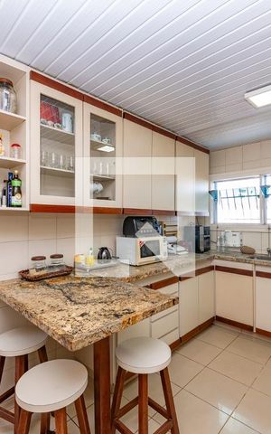 Casa à venda com 549m², 6 quartos e 5 vagas Casa à venda com 549m², 6 quartos e 5 vagasCozinha