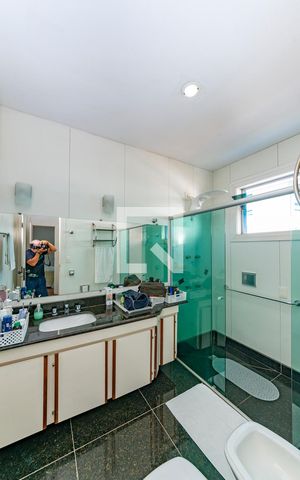 Casa à venda com 549m², 6 quartos e 5 vagas Casa à venda com 549m², 6 quartos e 5 vagasBanheiro da Suíte