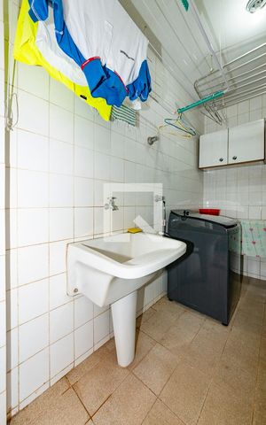 Casa à venda com 549m², 6 quartos e 5 vagas Casa à venda com 549m², 6 quartos e 5 vagasÁrea de Serviço