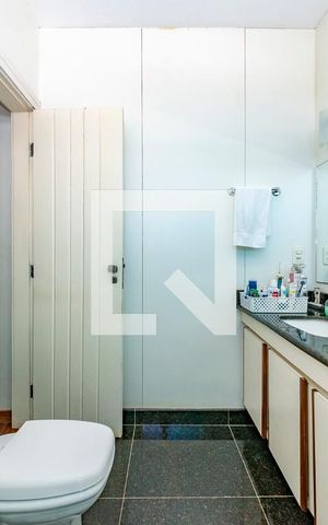 Casa à venda com 549m², 6 quartos e 5 vagas Casa à venda com 549m², 6 quartos e 5 vagasBanheiro da Suíte
