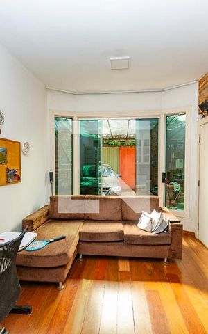Casa à venda com 549m², 6 quartos e 5 vagas Casa à venda com 549m², 6 quartos e 5 vagasQuarto 4