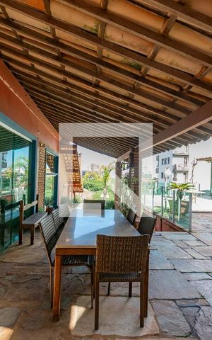 Casa à venda com 549m², 6 quartos e 5 vagas Casa à venda com 549m², 6 quartos e 5 vagasVaranda