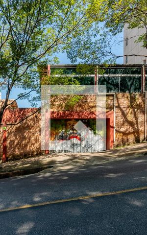 Casa à venda com 549m², 6 quartos e 5 vagas Casa à venda com 549m², 6 quartos e 5 vagasFachada