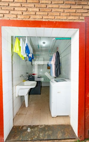 Casa à venda com 549m², 6 quartos e 5 vagas Casa à venda com 549m², 6 quartos e 5 vagasÁrea de Serviço