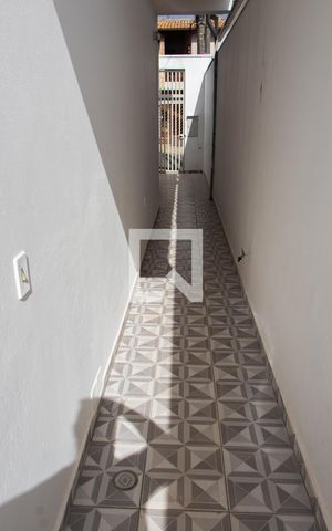 Casa à venda com 300m², 3 quartos e 4 vagasCORREDOR LATERAL ACESSO EDÍCULA