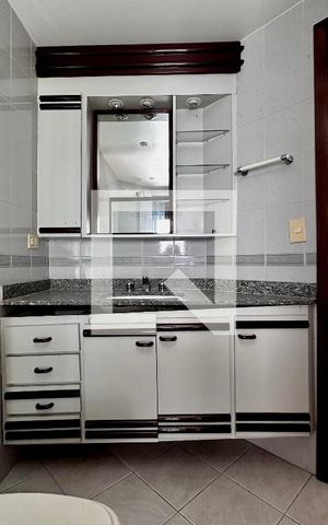 Apartamento à venda com 172m², 3 quartos e 2 vagas Apartamento à venda com 172m², 3 quartos e 2 vagasBanheiro Social