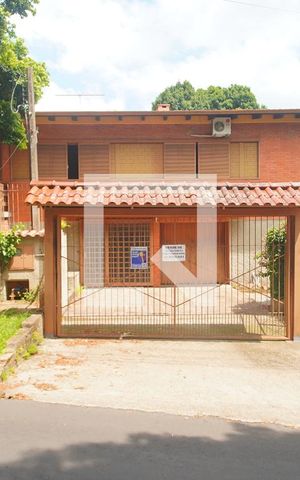 Casa à venda com 360m², 3 quartos e 2 vagas Casa à venda com 360m², 3 quartos e 2 vagasFachada