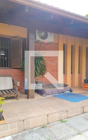 Casa à venda com 360m², 3 quartos e 2 vagas Casa à venda com 360m², 3 quartos e 2 vagasFachada