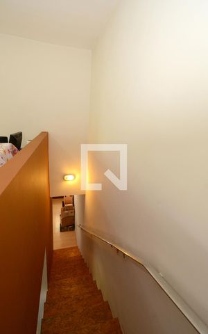Casa de condomínio para alugar com 140m², 3 quartos e 2 vagasEscada