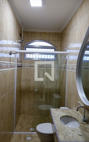 Casa à venda com 256m², 4 quartos e 4 vagas Casa à venda com 256m², 4 quartos e 4 vagasBanheiro