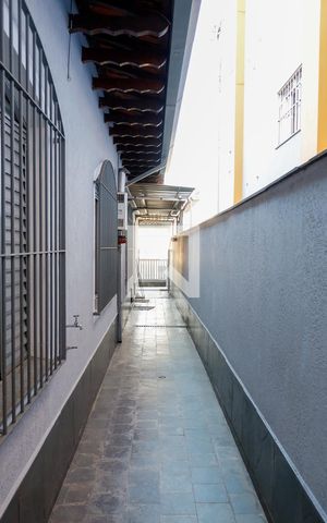 Casa à venda com 256m², 4 quartos e 4 vagas Casa à venda com 256m², 4 quartos e 4 vagasCorredor