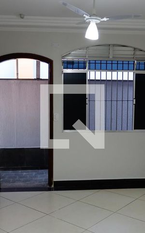Casa à venda com 256m², 4 quartos e 4 vagas Casa à venda com 256m², 4 quartos e 4 vagasSala
