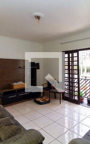 Casa à venda com 167m², 3 quartos e 2 vagas Casa à venda com 167m², 3 quartos e 2 vagasSala