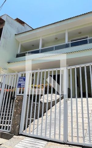 Casa de condomínio à venda com 210m², 4 quartos e 3 vagas Casa de condomínio à venda com 210m², 4 quartos e 3 vagasFachada