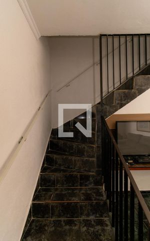 Casa à venda com 180m², 3 quartos e 2 vagas Casa à venda com 180m², 3 quartos e 2 vagasEscada