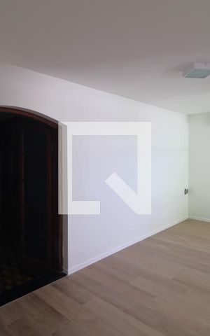 Casa à venda com 220m², 4 quartos e 2 vagasSala