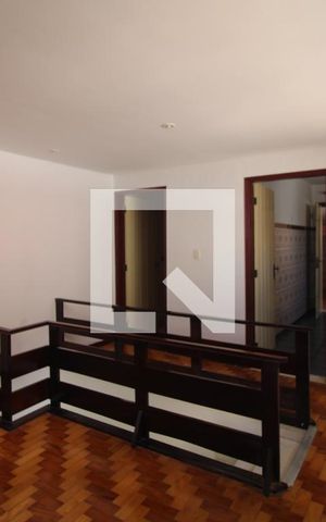 Casa à venda com 220m², 4 quartos e 2 vagasEscada