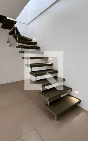Apartamento à venda com 143m², 3 quartos e 2 vagas Apartamento à venda com 143m², 3 quartos e 2 vagasEscada - Segundo Andar