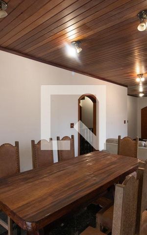 Casa à venda com 400m², 3 quartos e 6 vagas Casa à venda com 400m², 3 quartos e 6 vagasSala