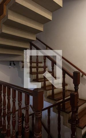 Casa à venda com 400m², 3 quartos e 6 vagas Casa à venda com 400m², 3 quartos e 6 vagasEscadas