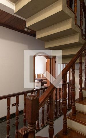 Casa à venda com 400m², 3 quartos e 6 vagas Casa à venda com 400m², 3 quartos e 6 vagasEscadas